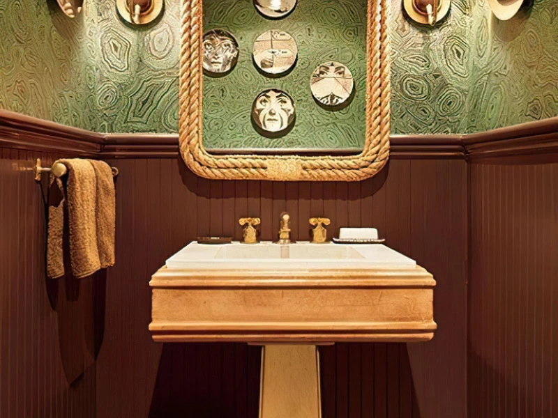 Lavabo retro decorado con espejos y detalles en madera y tonos dorados.