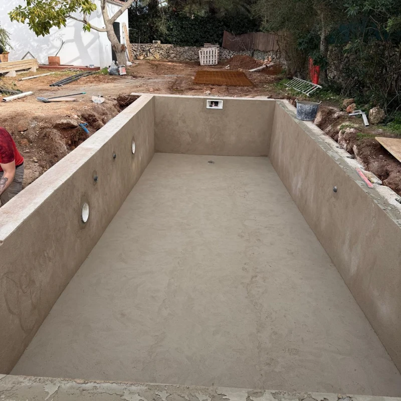 Piscina de obra enfoscada en Trébaluger antes de colocar el revestimiento.