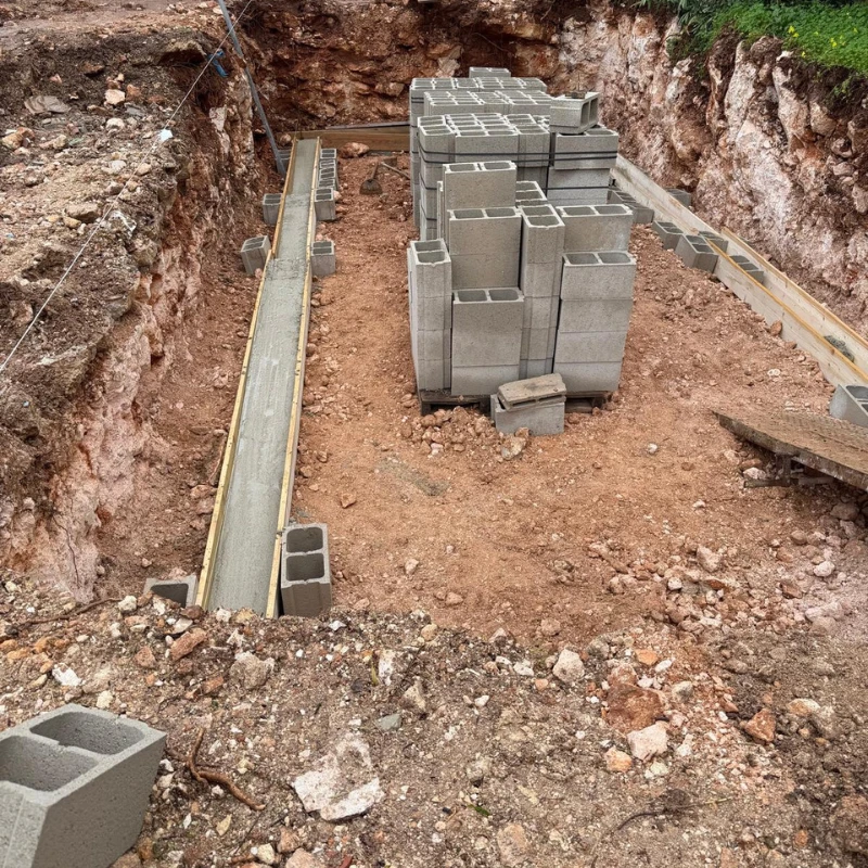 Excavación y preparación del terreno para construcción de piscina en Trébaluger.
