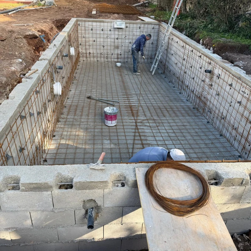 Trabajos de armado e impermeabilización en piscina de obra en Trébaluger.