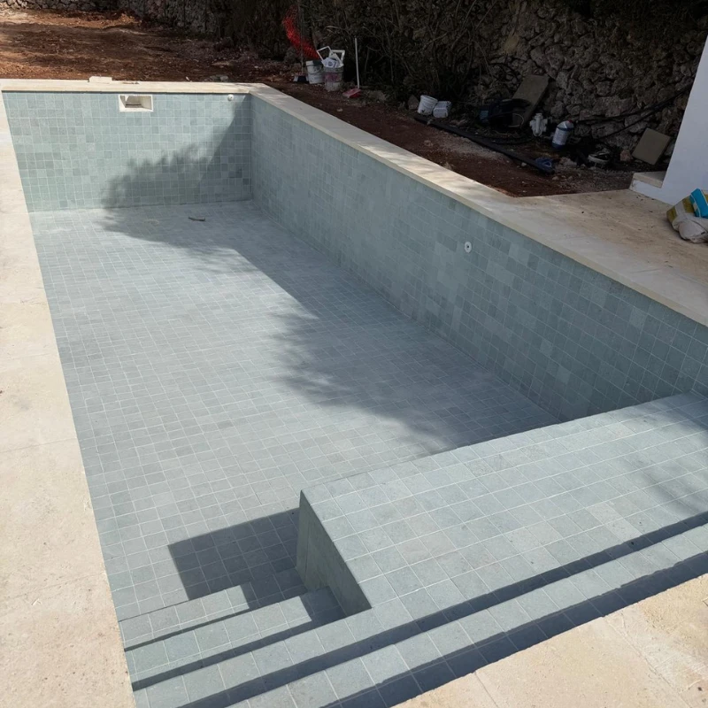 Revestimiento cerámico colocado en piscina de obra en Trébaluger.