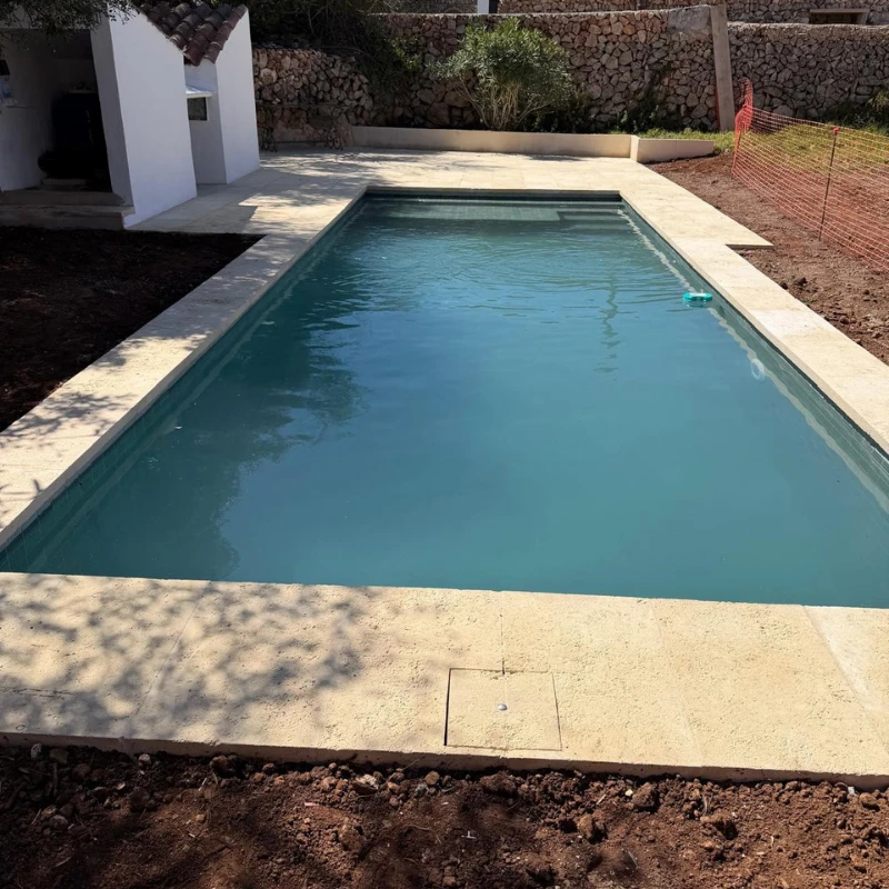 Piscina terminada y llena de agua en vivienda de Trébaluger.